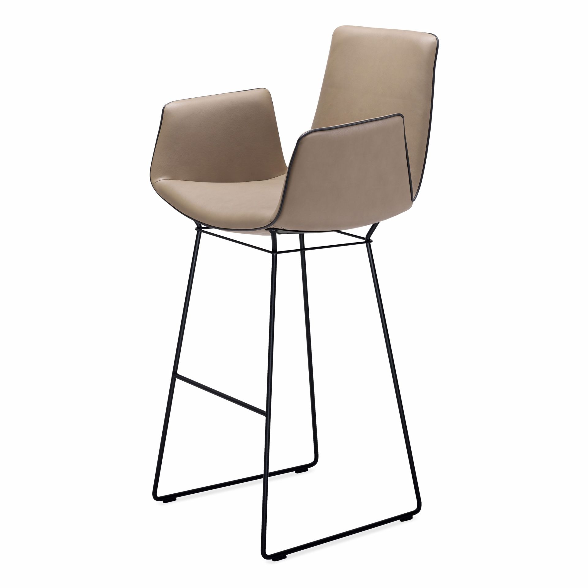Amelie Bar Armchair von Freifrau Manufaktur: Barhocker mit hoher Rückenlehne und Armlehnen, beige Lederoptik, schwarzes Gestell.